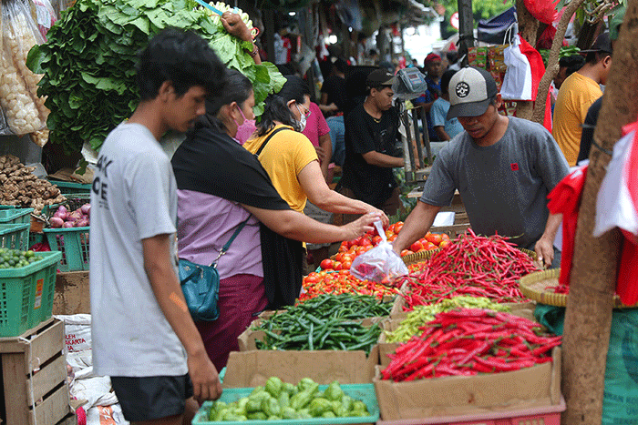 Aktivitas pedagang di pasar Senen, Jakarta, Jumat (23/12/2022).