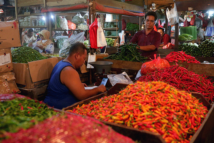 Aktivitas pedagang di pasar Senen, Jakarta, Jumat (23/12/2022).