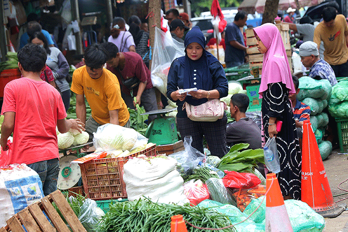 Aktivitas pedagang di pasar Senen, Jakarta, Jumat (23/12/2022).