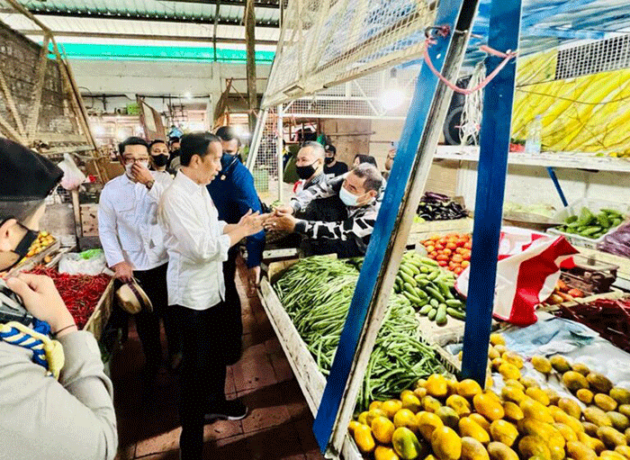 Jelang Natal dan tahun baru (Nataru), Presiden Joko Widodo mengecek harga bahan pokok di Pasar Cigombong, Kabupaten Bogor, Jawa Barat, Jumat (23/12/2022).