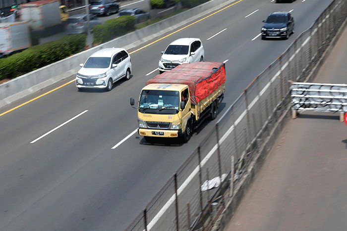 Sejumlah kendaraan berat pengangkut barang melintas di ruas tol Tangerang-Merak di Tangerang, Banten, Jumat (23/12/2022).