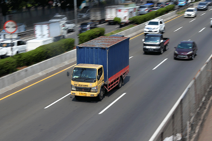 Sejumlah kendaraan berat pengangkut barang melintas di ruas tol Tangerang-Merak di Tangerang, Banten, Jumat (23/12/2022).