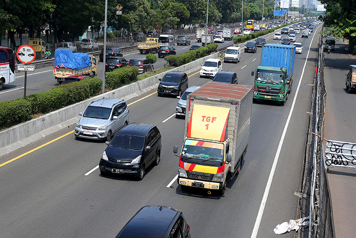 Sejumlah kendaraan berat pengangkut barang melintas di ruas tol Tangerang-Merak di Tangerang, Banten, Jumat (23/12/2022).