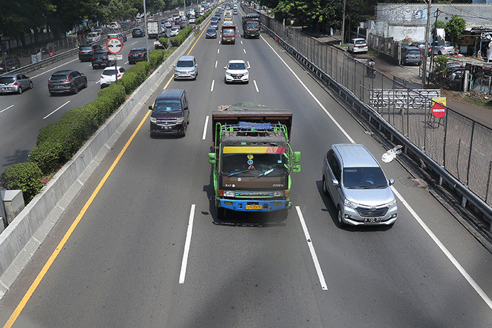 Sejumlah kendaraan berat pengangkut barang melintas di ruas tol Tangerang-Merak di Tangerang, Banten, Jumat (23/12/2022).