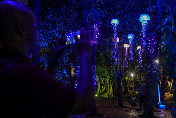 Sejumlah warga saat mengunjungi Jakarta Lights Festival di Taman Sumenep, Jakarta Pusat, Jumat (23/12/2022) malam.