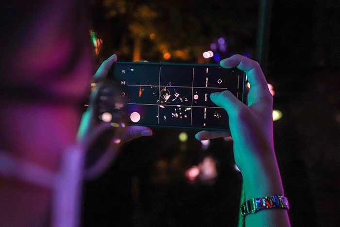 Sejumlah warga saat mengunjungi Jakarta Lights Festival di Taman Sumenep, Jakarta Pusat, Jumat (23/12/2022) malam.