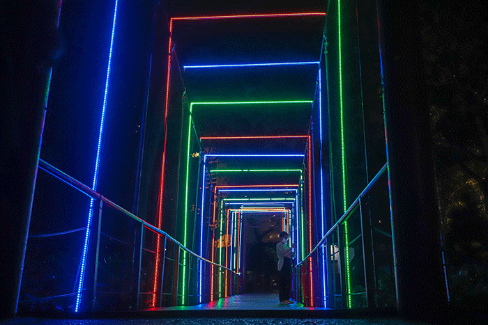 Sejumlah warga saat mengunjungi Jakarta Lights Festival di Taman Sumenep, Jakarta Pusat, Jumat (23/12/2022) malam.