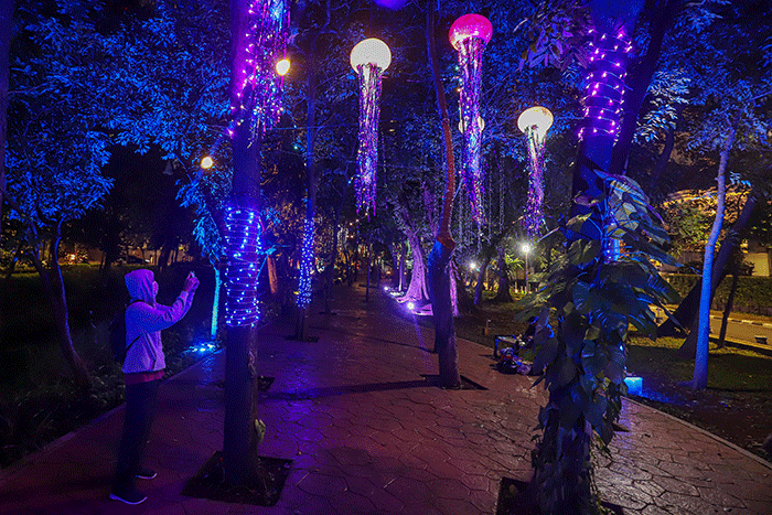 Sejumlah warga saat mengunjungi Jakarta Lights Festival di Taman Sumenep, Jakarta Pusat, Jumat (23/12/2022) malam.