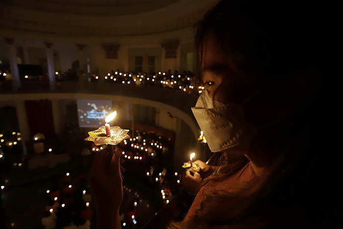 Sejumlah jemaat kristiani melaksanakan Ibadah misa malam Natal di GPIB Immanuel, Jakarta Pusat, Sabtu (24/12/2022).