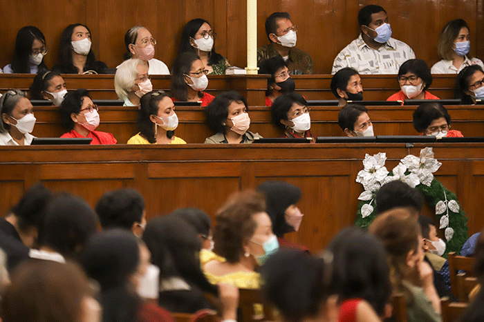 Sejumlah jemaat kristiani melaksanakan Ibadah misa malam Natal di GPIB Immanuel, Jakarta Pusat, Sabtu (24/12/2022).