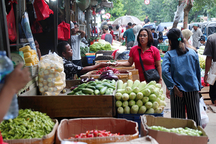 Aktivitas pedagang di pasar Senen, Jakarta, Jumat (23/12/2022).