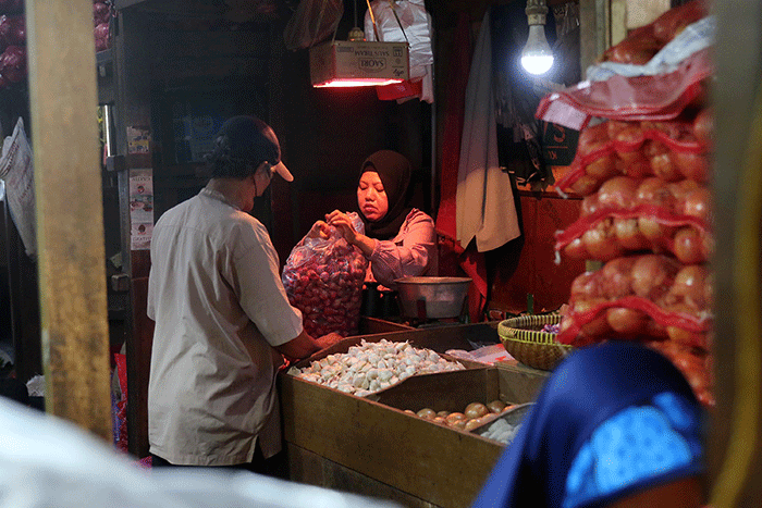 Aktivitas pedagang di pasar Senen, Jakarta, Jumat (23/12/2022).