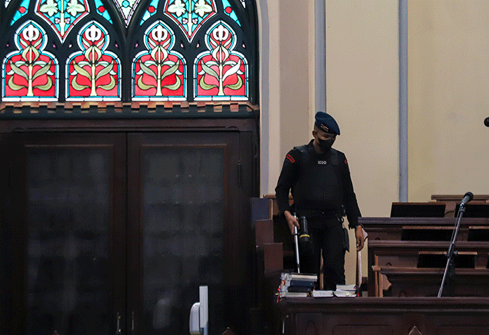 Tim Gegana melakukan pengecekan keamanan di Gereja Katedral, Jakarta Pusat, Sabtu (24/12/2022).