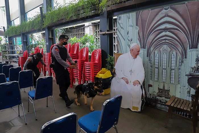 Tim Gegana melakukan pengecekan keamanan di Gereja Katedral, Jakarta Pusat, Sabtu (24/12/2022).