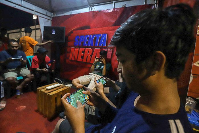 Sejumlah warga mengikuti pelatihan tanding permainan Mobil Legends di kawasan Manggarai, Jakarta Selatan, Sabtu (24/12/2022).
