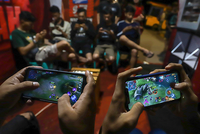 Sejumlah warga mengikuti pelatihan tanding permainan Mobil Legends di kawasan Manggarai, Jakarta Selatan, Sabtu (24/12/2022).
