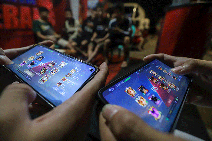 Sejumlah warga mengikuti pelatihan tanding permainan Mobil Legends di kawasan Manggarai, Jakarta Selatan, Sabtu (24/12/2022).
