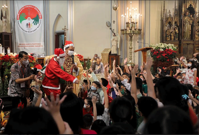 Sejumlah jemaat anak-anak bersukaria saat mengikuti kegiatan Misa Ibadah Natal di Gereja Katedral, Jakarta, Minggu (25/12/2022).
