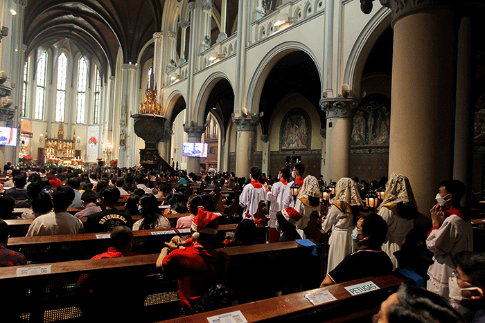 Sejumlah jemaat anak-anak bersukaria saat mengikuti kegiatan Misa Ibadah Natal di Gereja Katedral, Jakarta, Minggu (25/12/2022).