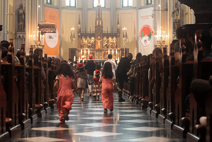 Sejumlah jemaat anak-anak bersukaria saat mengikuti kegiatan Misa Ibadah Natal di Gereja Katedral, Jakarta, Minggu (25/12/2022).