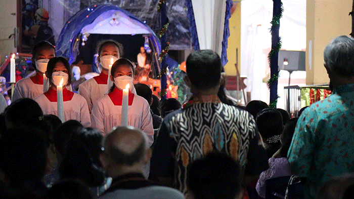 Acara keagamaan ini dilaksanakan dengan menggunakan tenda yang didirikan di depan gereja.