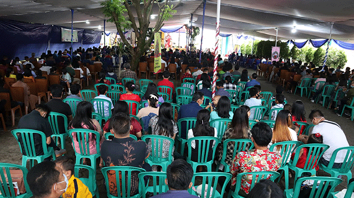 Acara keagamaan ini dilaksanakan dengan menggunakan tenda yang didirikan di depan gereja.