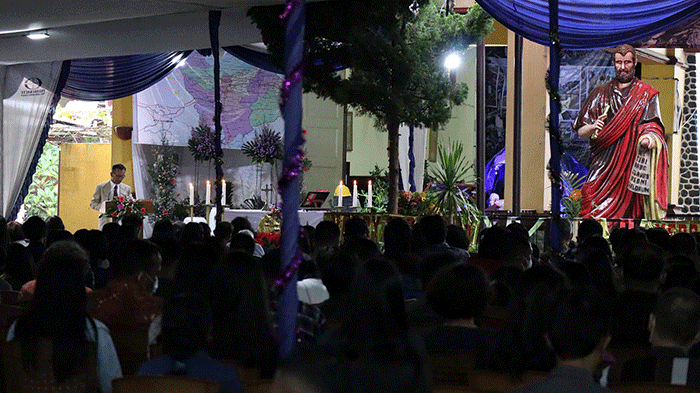 Acara keagamaan ini dilaksanakan dengan menggunakan tenda yang didirikan di depan gereja.