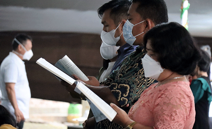 Acara keagamaan ini dilaksanakan dengan menggunakan tenda yang didirikan di depan gereja.