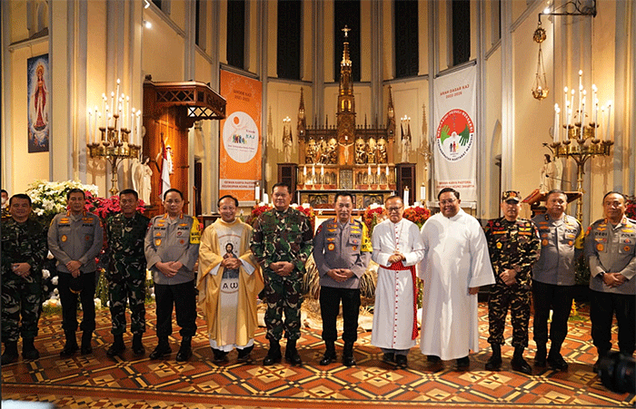 Panglima TNI Laksamana TNI Yudo Margono dan Kapolri Jenderal Listyo Sigit Prabowo meninjau pelaksanaan pengamanan dan Misa Natal 2022 di Gereja Katedral.