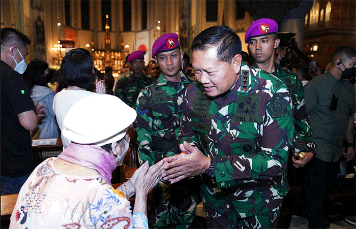 Panglima TNI Laksamana TNI Yudo Margono dan Kapolri Jenderal Listyo Sigit Prabowo meninjau pelaksanaan pengamanan dan Misa Natal 2022 di Gereja Katedral.