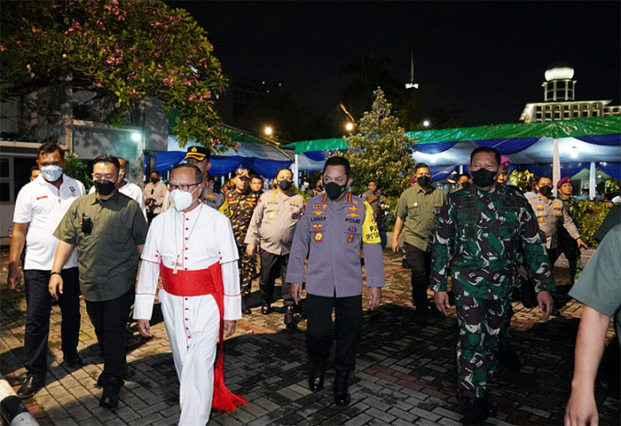 Panglima TNI Laksamana TNI Yudo Margono dan Kapolri Jenderal Listyo Sigit Prabowo meninjau pelaksanaan pengamanan dan Misa Natal 2022 di Gereja Katedral.