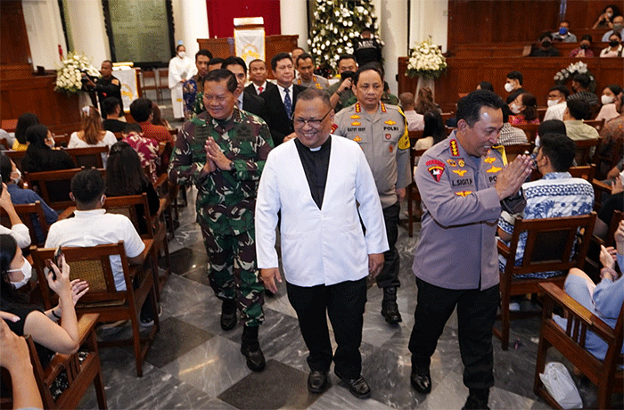 Panglima TNI Laksamana TNI Yudo Margono dan Kapolri Jenderal Listyo Sigit Prabowo meninjau pelaksanaan pengamanan dan Misa Natal 2022 di Gereja Katedral.