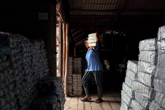 Pekerja sedang menyelesaikan proses pembuatan garam beryodium hasil panen dari petani desa setempat di Pati, Jawa Tengah, Minggu (25/12/2022).