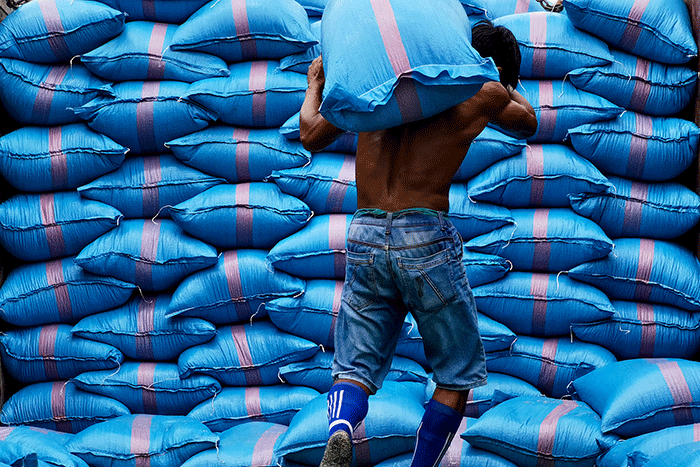 Pekerja sedang menyelesaikan proses pembuatan garam beryodium hasil panen dari petani desa setempat di Pati, Jawa Tengah, Minggu (25/12/2022).
