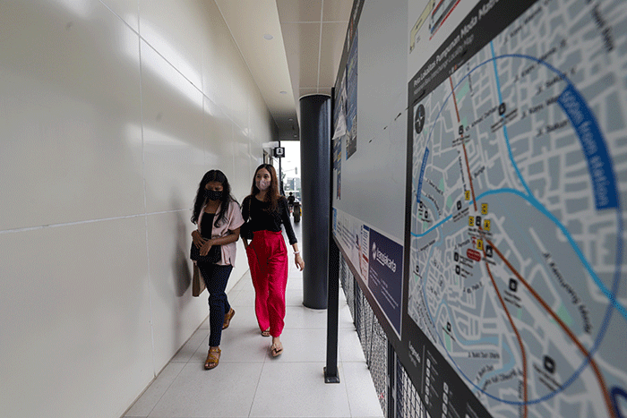 Pengendara melintas di Halte Transjakarta Matraman Baru, Jakarta Timur, Senin (26/12/2022).