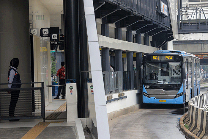 Pengendara melintas di Halte Transjakarta Matraman Baru, Jakarta Timur, Senin (26/12/2022).