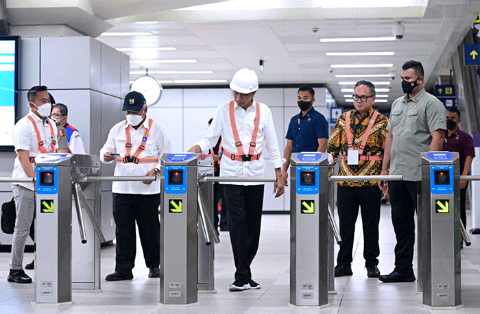 Presiden Joko Widodo meninjau dan melakukan uji coba proyek kereta lintas rel terpadu (LRT) Jabodebek, Senin (26/12/2022).