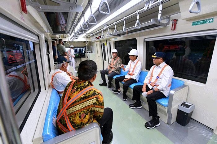 Presiden Joko Widodo meninjau dan melakukan uji coba proyek kereta lintas rel terpadu (LRT) Jabodebek, Senin (26/12/2022).