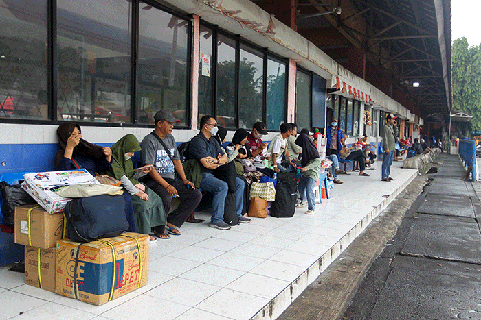 Sejumlah calon penumpang menunggu keberangkatan bus di Terminal Kampung Rambutan, Jakarta Timur, Senin (26/12/2022).