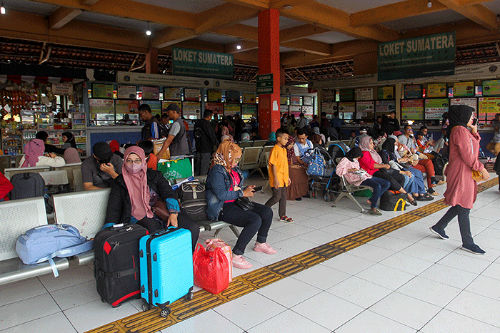 Sejumlah calon penumpang menunggu keberangkatan bus di Terminal Kampung Rambutan, Jakarta Timur, Senin (26/12/2022).