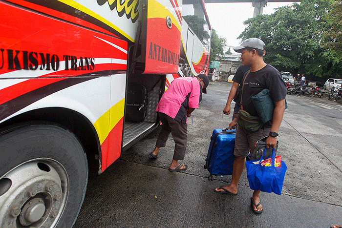 Sejumlah calon penumpang menunggu keberangkatan bus di Terminal Kampung Rambutan, Jakarta Timur, Senin (26/12/2022).