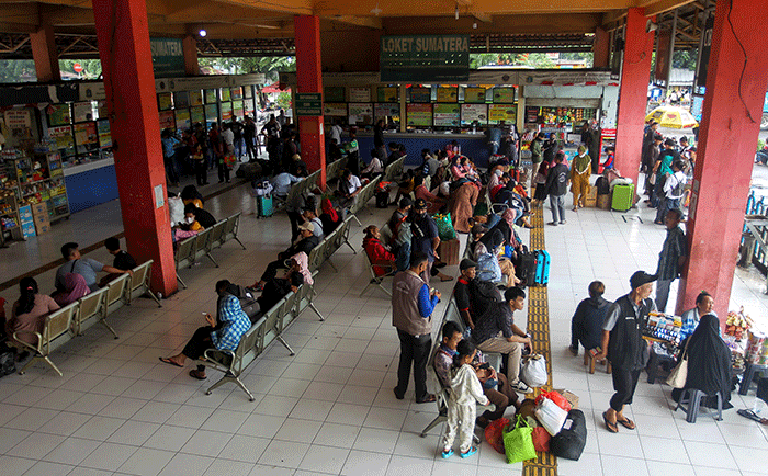Sejumlah calon penumpang menunggu keberangkatan bus di Terminal Kampung Rambutan, Jakarta Timur, Senin (26/12/2022).