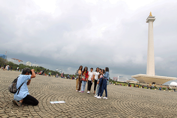 Warga memanfaatkan libur Natal dengan berkunjung ke Monumen Nasional (Monas), Jakarta Pusat, Minggu (25/12/2022).