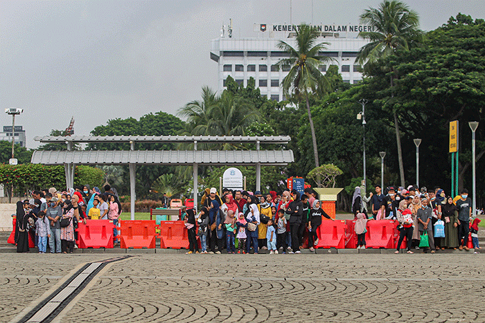 Warga memanfaatkan libur Natal dengan berkunjung ke Monumen Nasional (Monas), Jakarta Pusat, Minggu (25/12/2022).