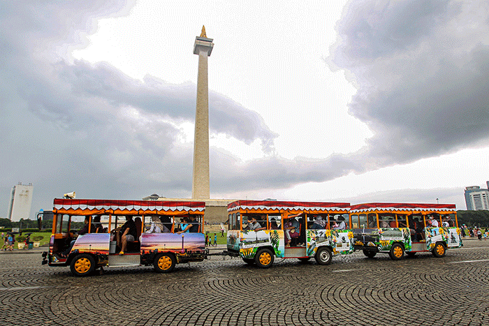 Warga memanfaatkan libur Natal dengan berkunjung ke Monumen Nasional (Monas), Jakarta Pusat, Minggu (25/12/2022).