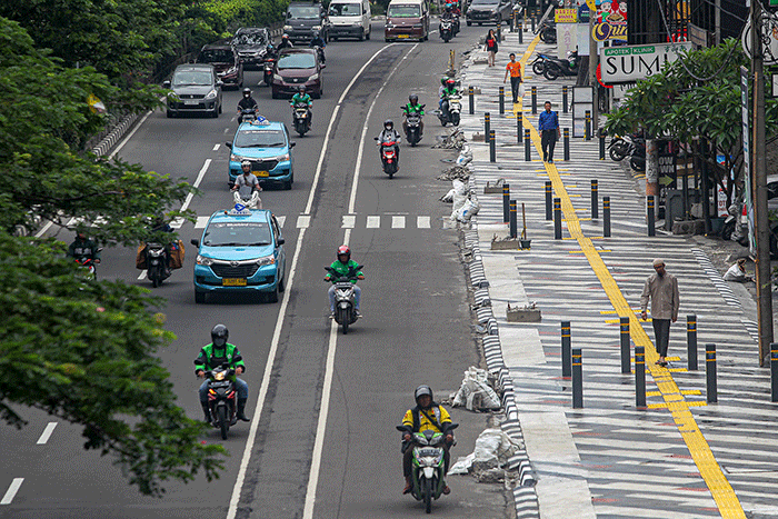 Pejalan kaki melintas di trotoar yang direvitalisasi di Jalan Margonda Raya, Depok, Jawa barat, Senin (26/12/2022).