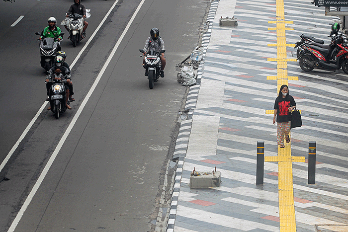 Pejalan kaki melintas di trotoar yang direvitalisasi di Jalan Margonda Raya, Depok, Jawa barat, Senin (26/12/2022).