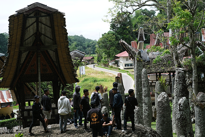 Pengunjung mengunjungi kawasan situs batu di Bori Kalimbuang, Toraja Utara, Sulawesi Selatan, Minggu (25/12/2022).
