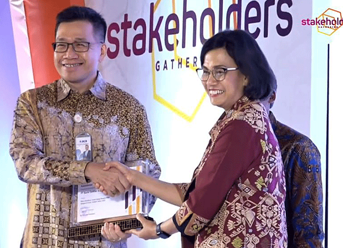 Direktur BCA Haryanto Budiman (kiri) menerima penghargaan yang diberikan langsung oleh Menteri Keuangan Republik Indonesia Sri Mulyani.