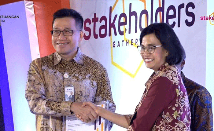 Direktur BCA Haryanto Budiman (kiri) menerima penghargaan yang diberikan langsung oleh Menteri Keuangan Republik Indonesia Sri Mulyani.